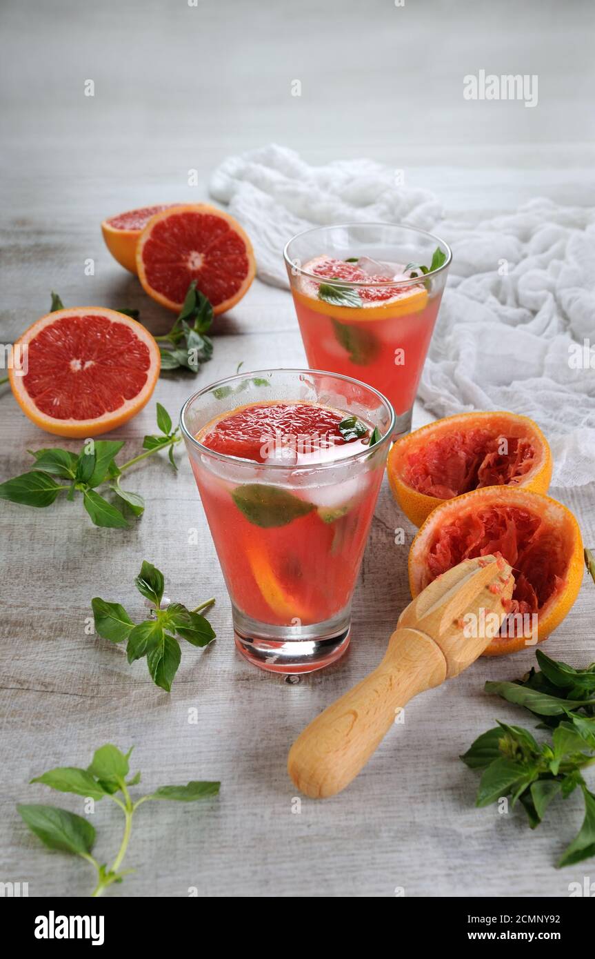 Cocktail di succo, pompelmo rosso spremuto e foglie del delicato limone di basilico. Che cosa si potrebbe scommettere Foto Stock