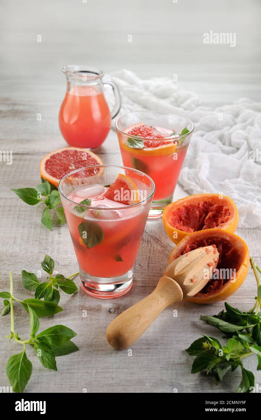 Cocktail di succo, pompelmo rosso spremuto e foglie del delicato limone di basilico. Che cosa si potrebbe scommettere Foto Stock
