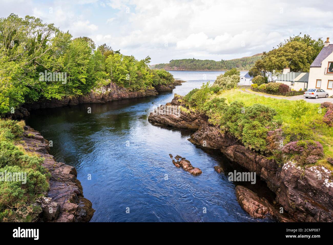 Foce del fiume Ewe dove entra Loch Ewe a Poolewe in Wester Ross, Scozia, Regno Unito Foto Stock
