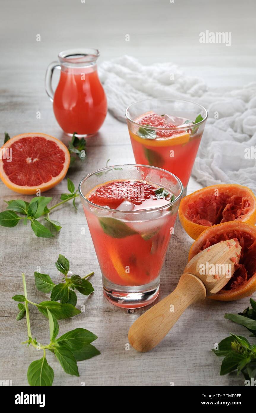 Cocktail di succo, pompelmo rosso spremuto e foglie del delicato limone di basilico. Che cosa si potrebbe scommettere Foto Stock