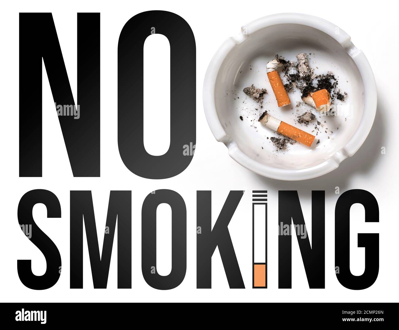 Cartello bianco per non fumare con posacenere Foto Stock