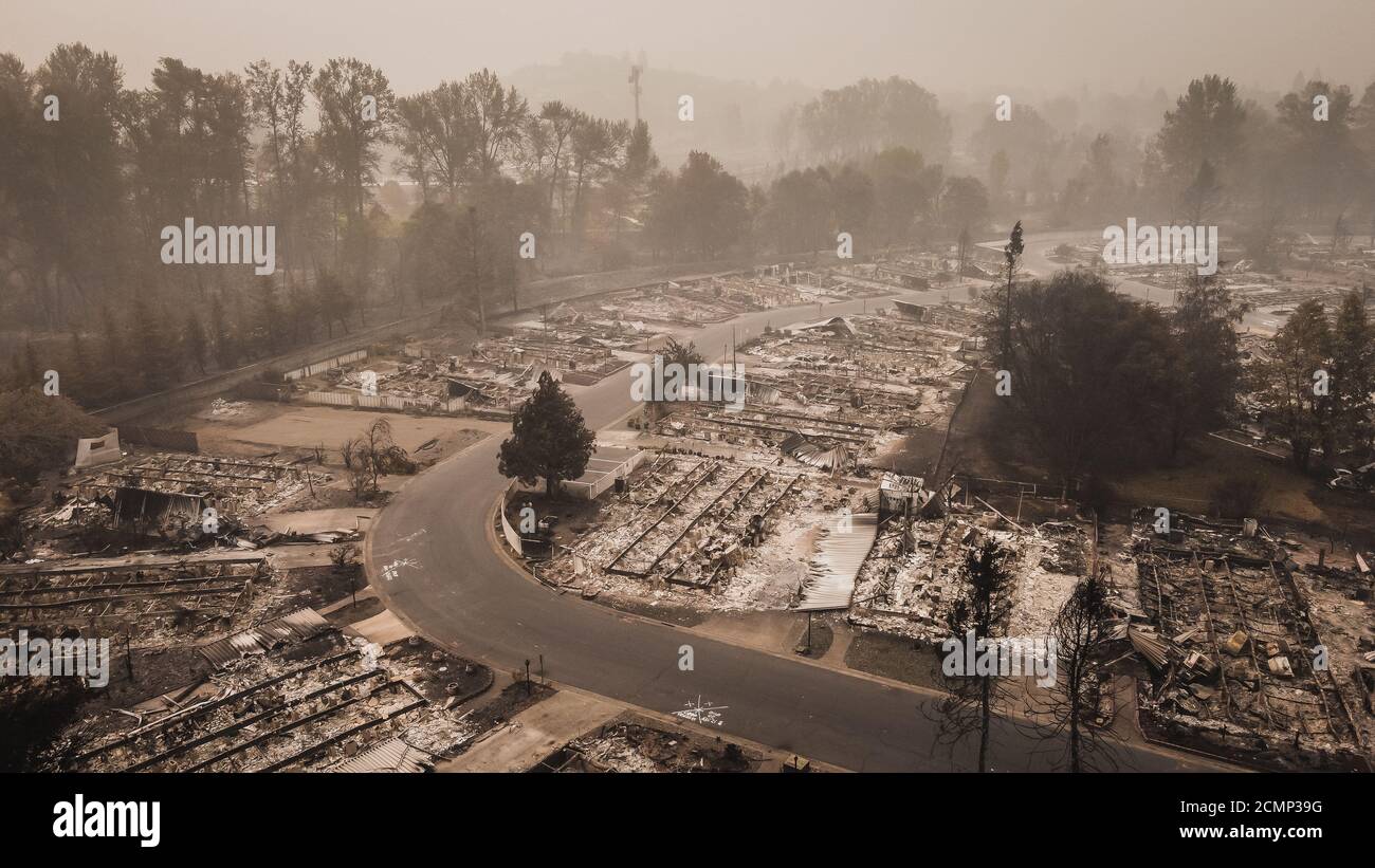 Veduta aerea panoramica di Almeda Wildfire nell'Oregon meridionale Talent Phoenix. Il fuoco distrugge molte strutture e case mobili. Rovina la vita delle persone. Foto Stock