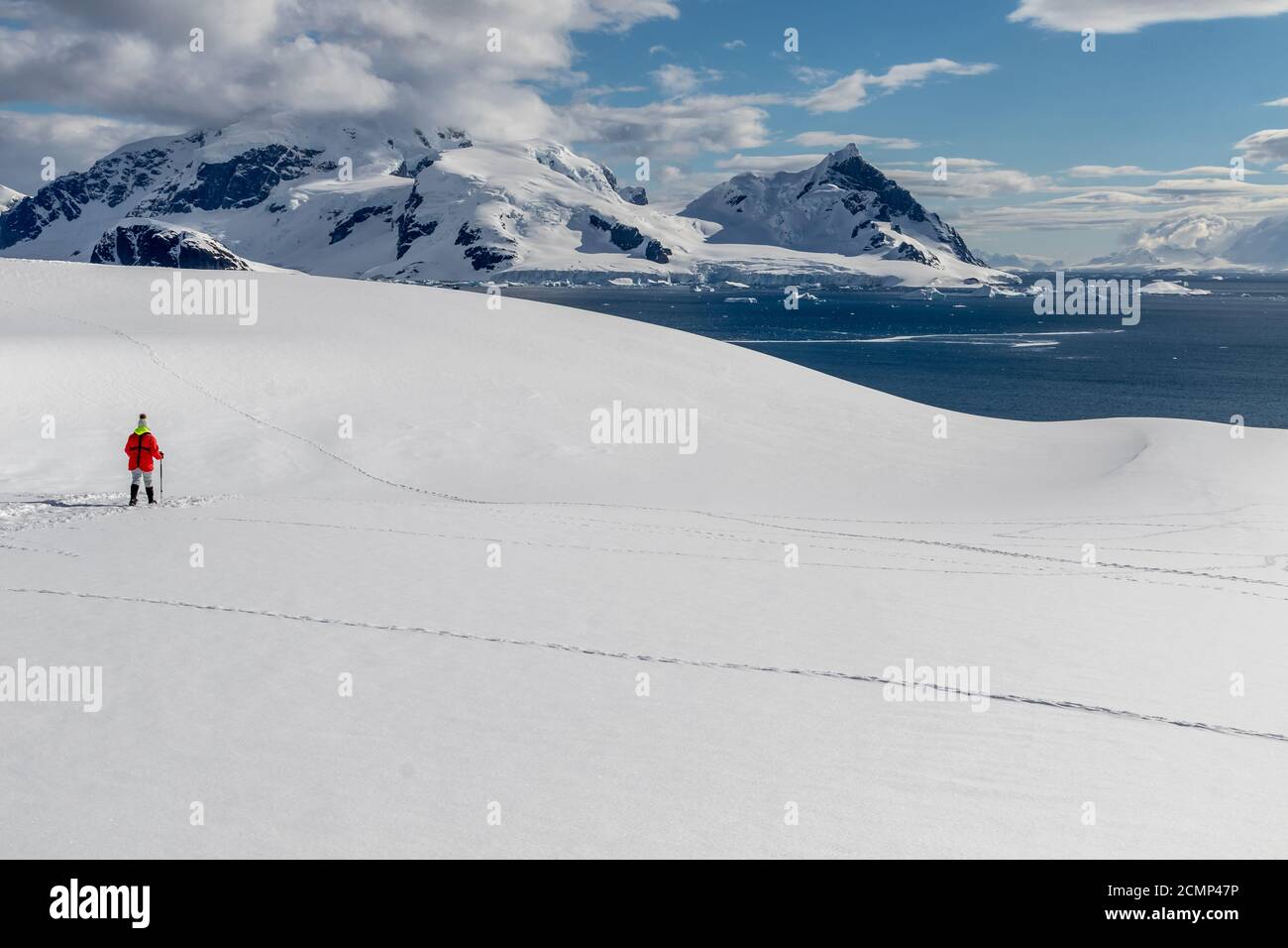 Passeggiare tra i campi di neve in Antartide è davvero un'esperienza magica. L'enormità del paesaggio è davvero mozzafiato. Foto Stock