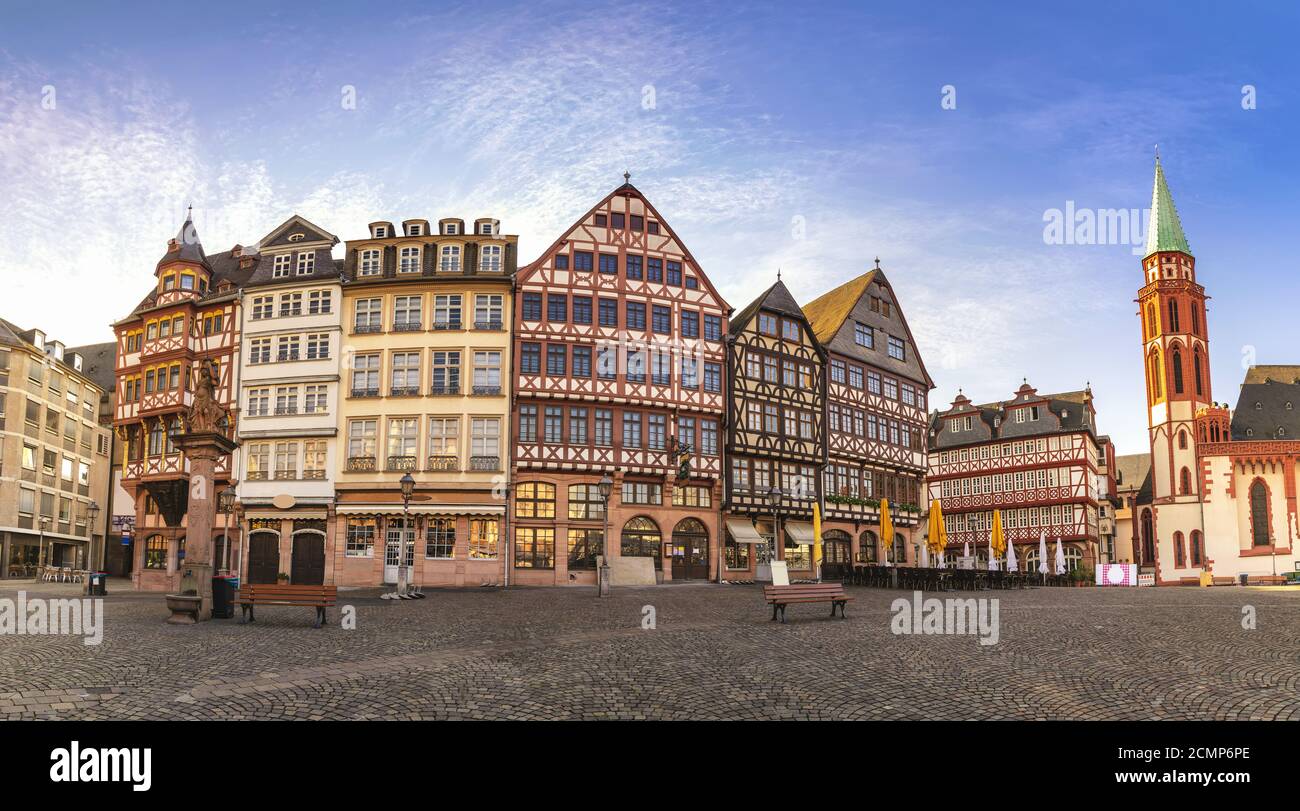 Francoforte Germania, panorama sunrise skyline della città a Romer Town Square Foto Stock