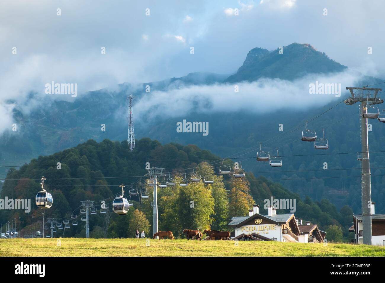 Mountain Olympic Village, Krasnaya Polyana, Sochi, Russia - 08 settembre 2020: Diversi tipi di funivie sullo sfondo di una montagna Foto Stock