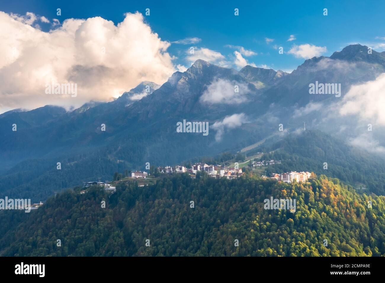 Vista del villaggio olimpico di montagna in cima alla montagna al tramonto, rosa Khutor, sochi, russia. Foto Stock