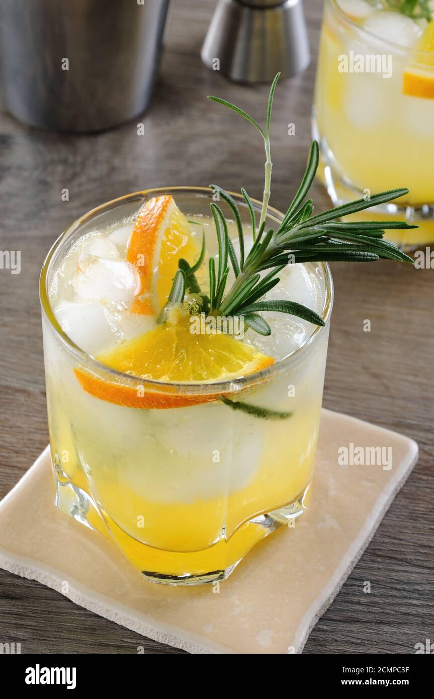 Refrigerate cocktail di vodka e tonico con aggiunta di succo d'arancia appena spremuto Foto Stock