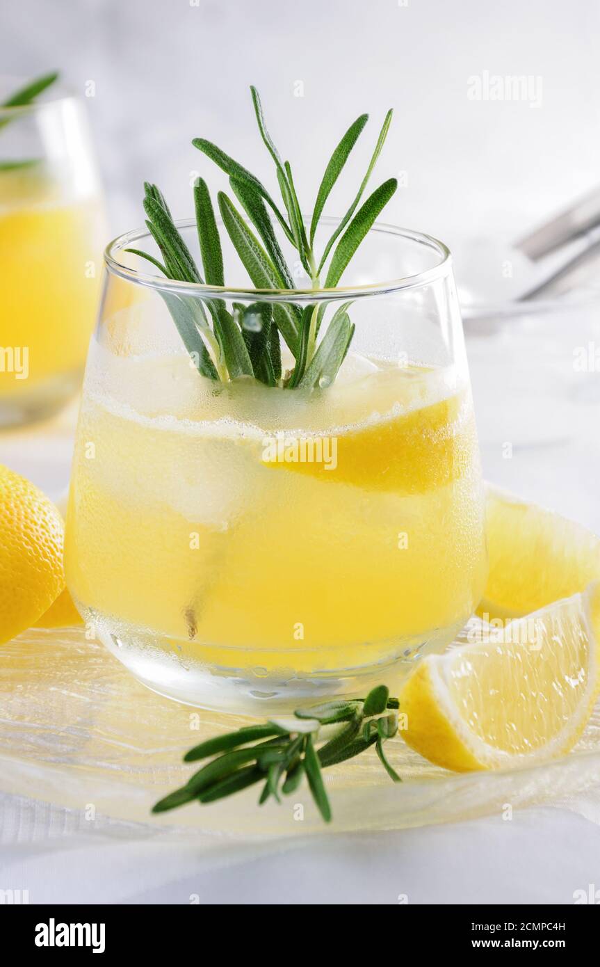 Refrigerate cocktail di vodka e tonico con l'aggiunta di spremuta di succo di limone Foto Stock