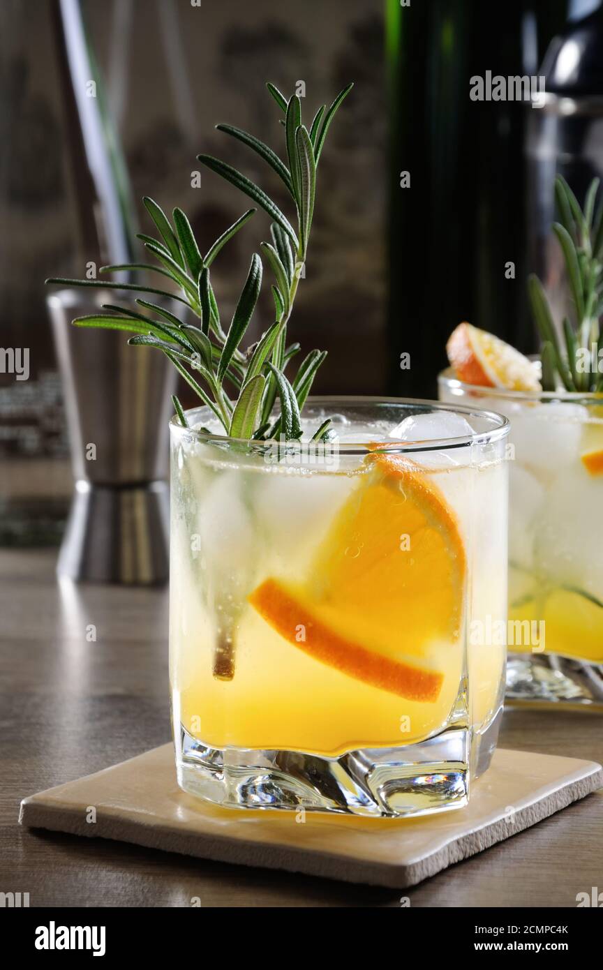 Refrigerate cocktail di vodka e tonico con aggiunta di succo d'arancia appena spremuto Foto Stock