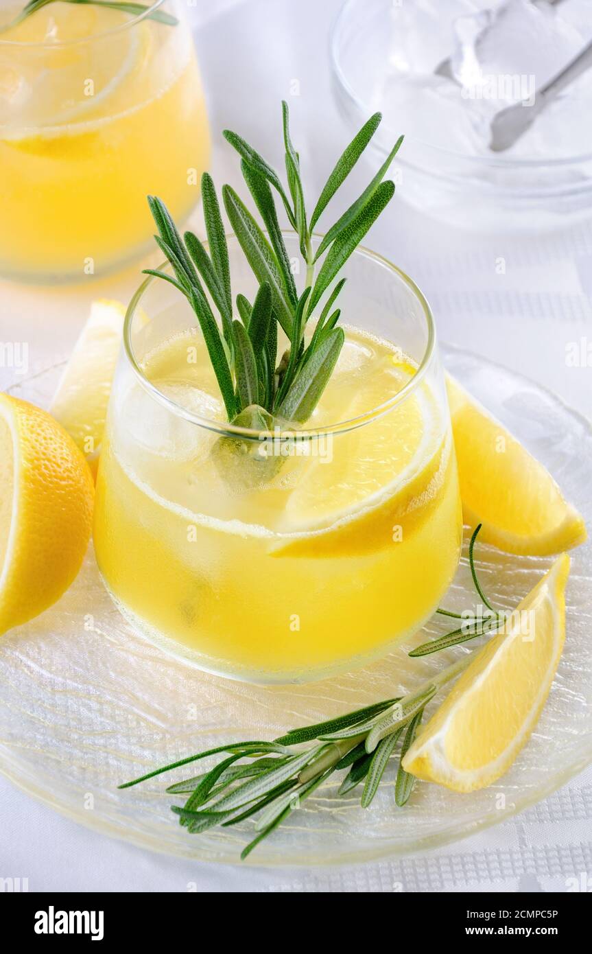 Refrigerate cocktail di vodka e tonico con l'aggiunta di spremuta di succo di limone Foto Stock