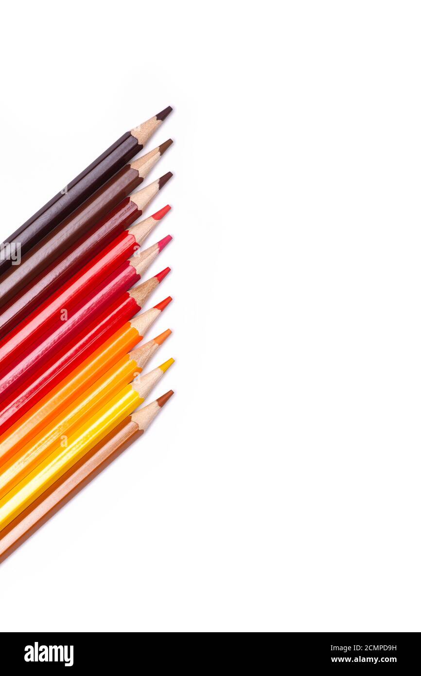 matite in legno multicolore in tonalità rosse su sfondo bianco isolato, colori autunnali Foto Stock