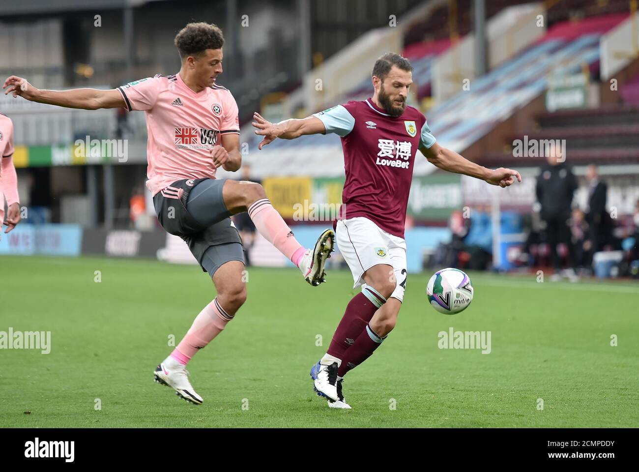 Ethan Ampadu di Sheffield United (a sinistra) e Erik Pieters di Burnley si battono per la palla durante la seconda partita della Carabao Cup a Turf Moor, Burnley. Foto Stock