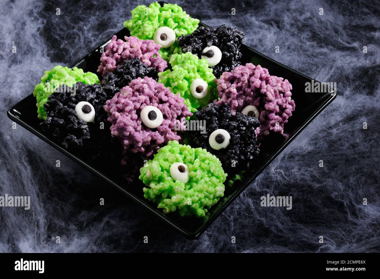 Mostri palline per gli occhi - fatto di marshmallows riso krispies morsi palle croccanti morso. Questi sono deliziosi Foto Stock