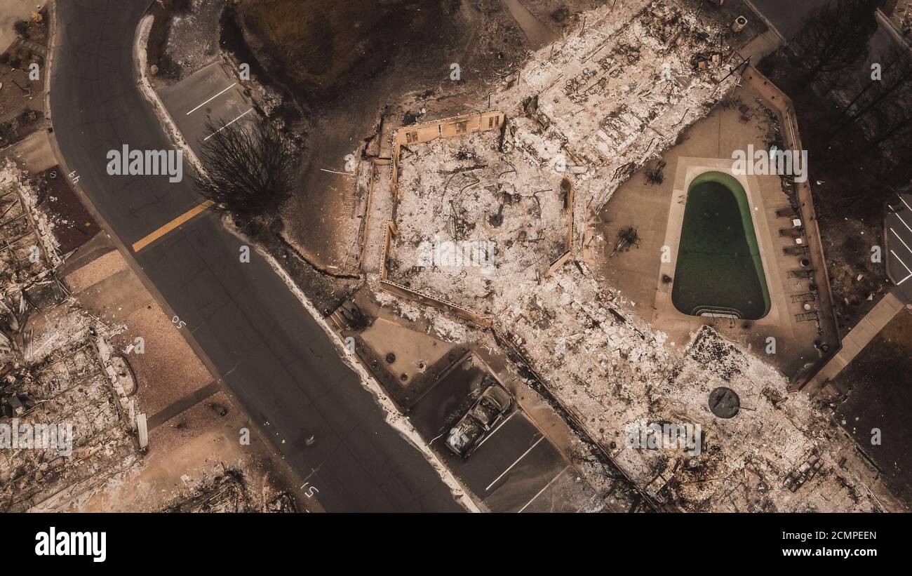 Veduta aerea delle conseguenze di Almeda Wildfire nell'Oregon meridionale, con piscina e macerie. Il fuoco distrugge molte strutture e case mobili. Foto Stock