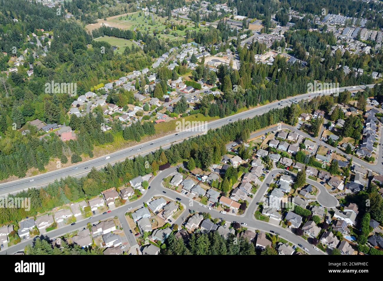Autostrada 405 dell'Interstate ausiliaria nella regione di Seattle, Washington state, Stati Uniti. Autostrada a più corsie con vegetazione intorno alla vista aerea. Foto Stock
