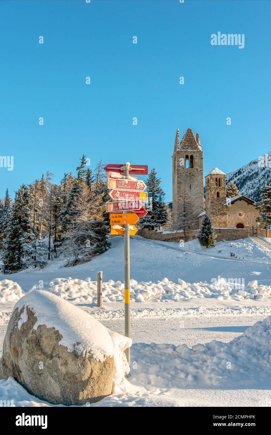 Cartello di fronte alla chiesa di San Gian di Celerina in inverno, Engadina, Grigioni, Svizzera Foto Stock