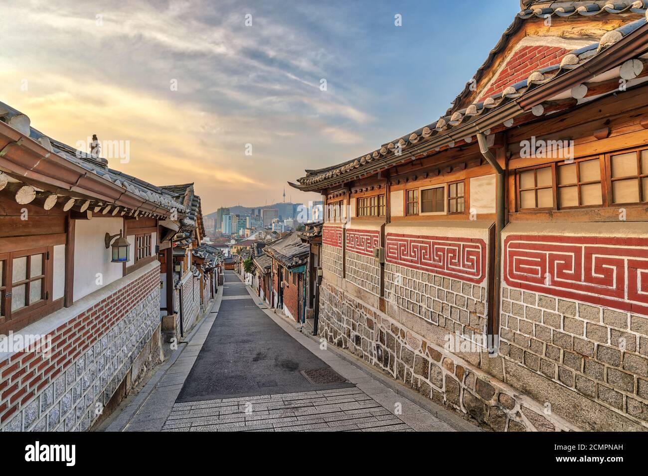 Seoul COREA DEL SUD, sunrise skyline della città presso il villaggio di Bukchon Hanok Foto Stock