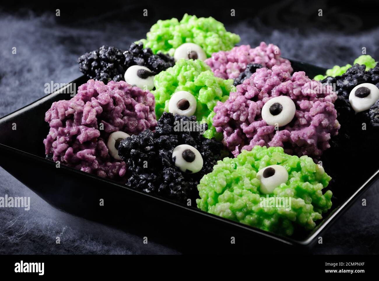 Mostri palline per gli occhi - fatto di marshmallows riso krispies morsi palle croccanti morso. Foto Stock