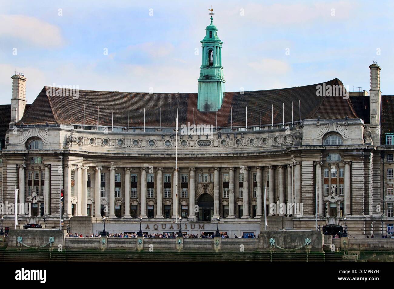 2018, Londra, Regno Unito. Il County Hall, sulla riva sud del Tamigi, ospita l'acquario di Londra e altre attrazioni turistiche. È molto popu Foto Stock
