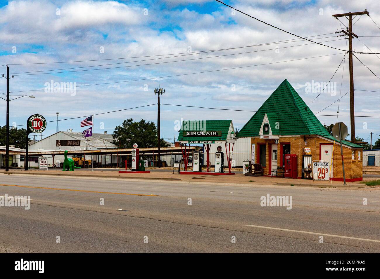 Questa stazione di gas Sinclair Oil di Synder, Texas, è stata operativa dal 1935 al 1970. Foto Stock