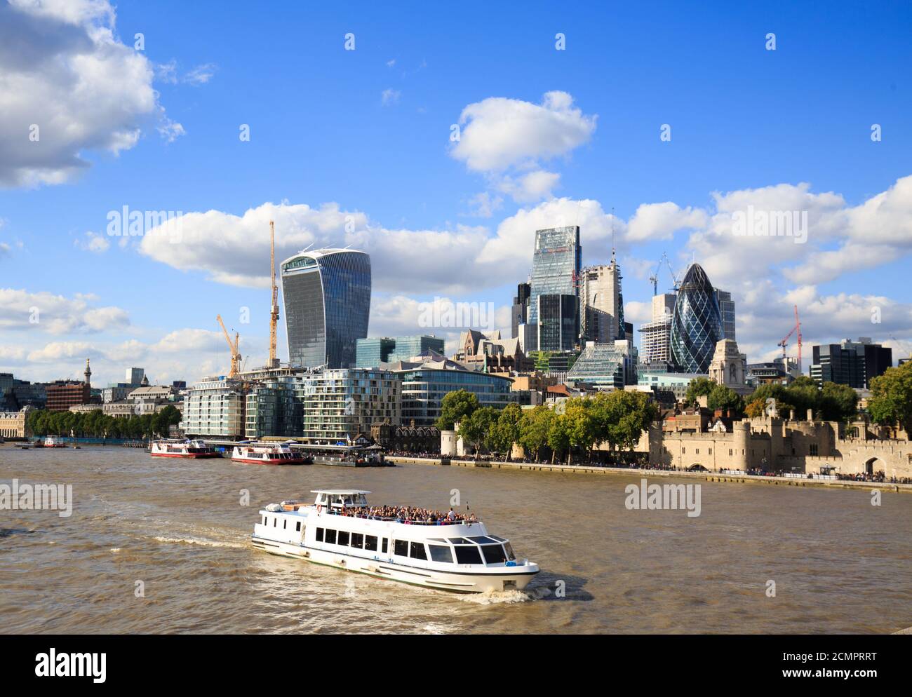 Le gite in barca sul Tamigi sono un modo popolare per vedere le attrazioni di Londra. I turisti che si recano sul fiume godendo gli edifici iconici al Foto Stock