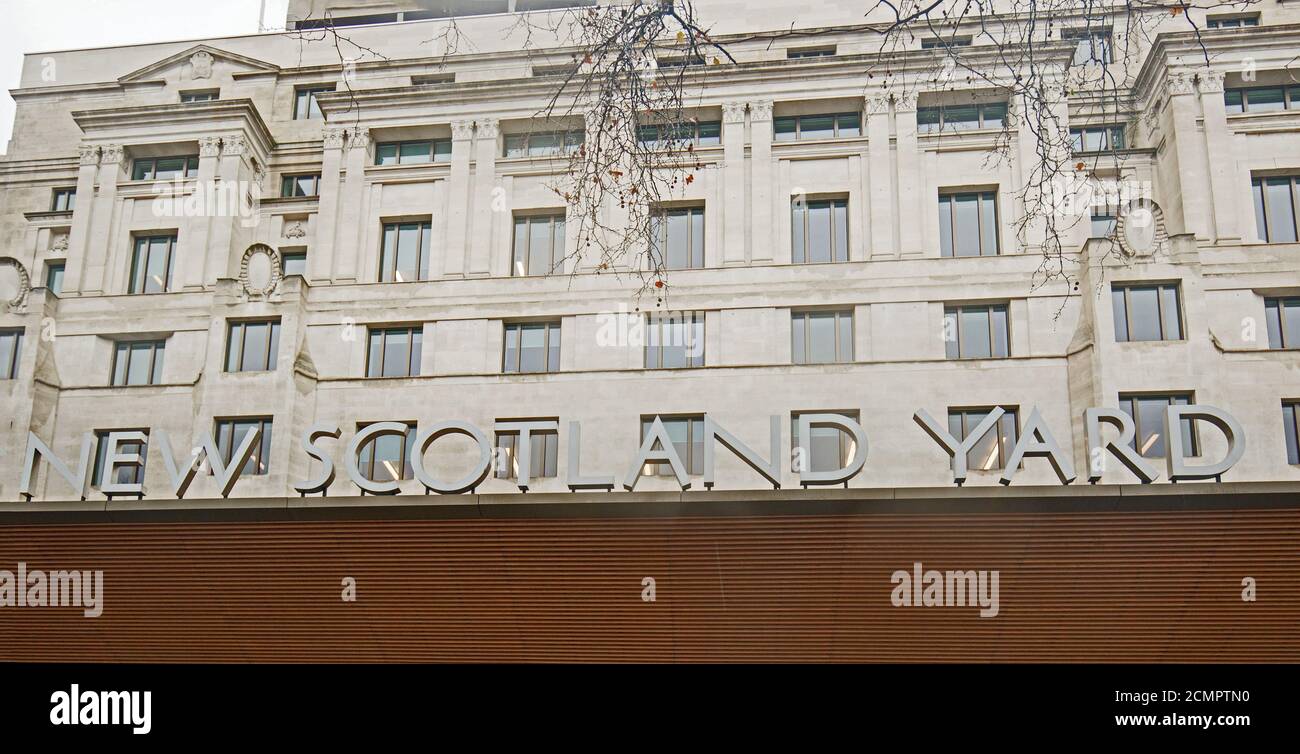 New Scotland Yard è il quartier generale della polizia metropolitana e si trova a Victoria Embankment, Londra Foto Stock