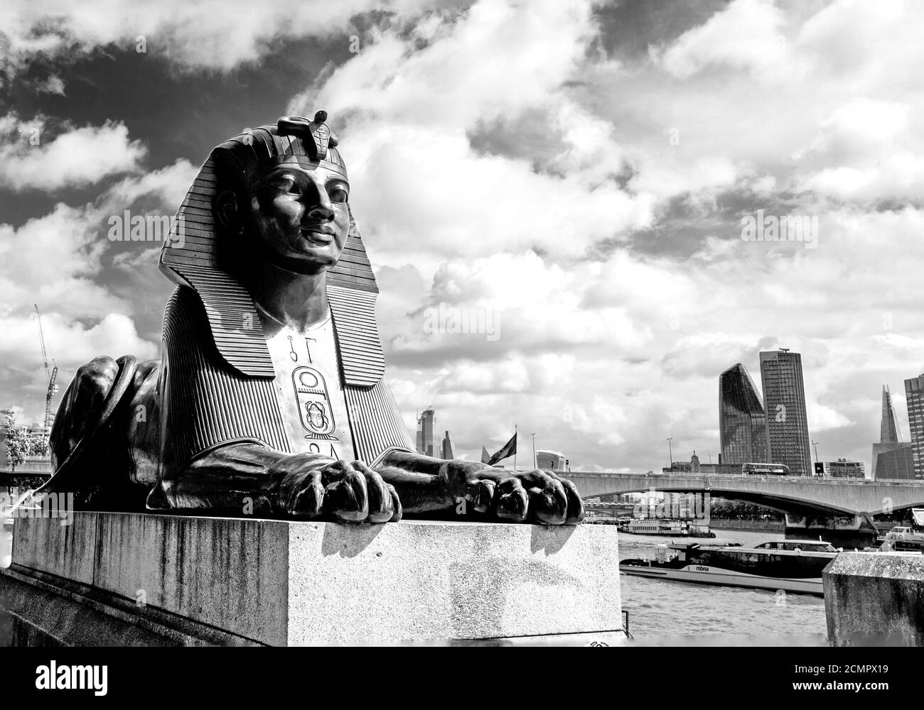 Lo Sphinx si trova sul Tamigi. È stato modellato nel 1882 e si siede adiacente al cleopatras ago su Victoria Embankment Foto Stock