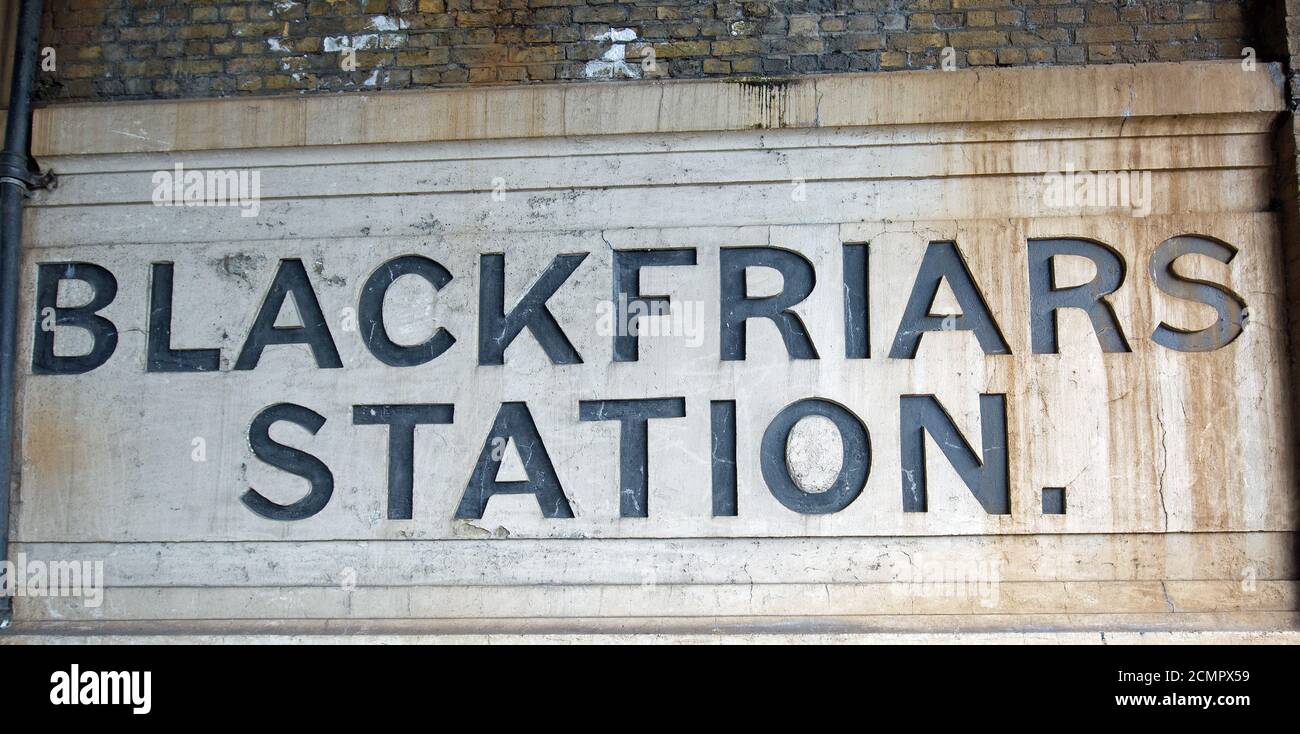 Blackfriars London, UK, 2019. Insegne nere e in pietra dell'ingresso originale a Blackfriars questo è stato chiuso a causa di essere stato bombardato nella seconda guerra mondiale Foto Stock