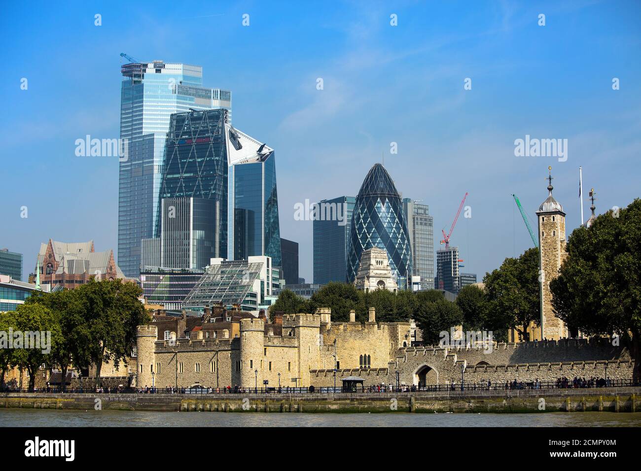 Vista panoramica sul Tamigi con la Torre di Londra e vari edifici iconici e moderni Foto Stock