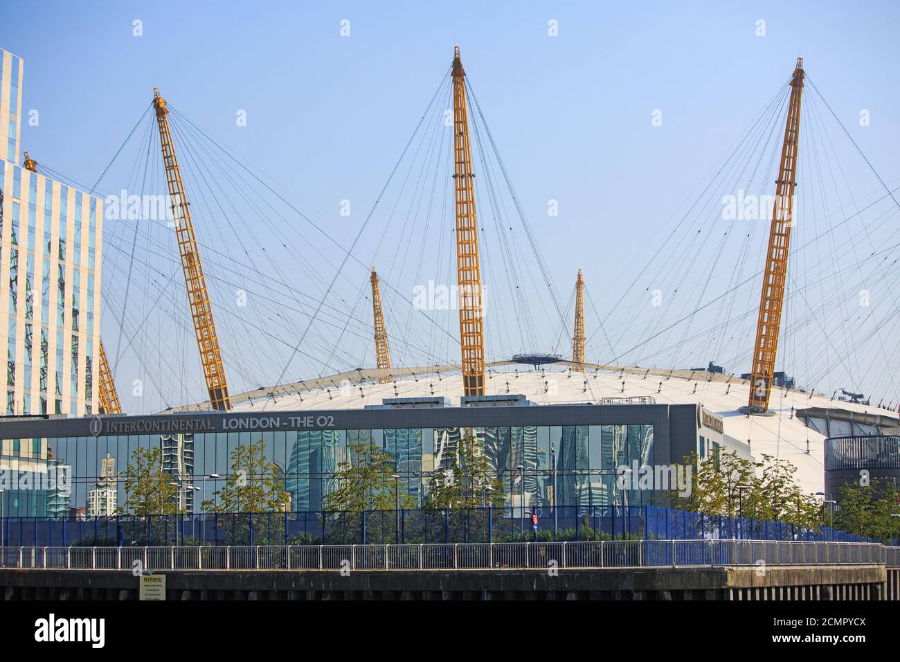 O2 Building, Greenwich, Londra, 2019. Vicino all'iconico luogo O2, si trova sulle rive del Tamigi e ospita molti grandi concerti. Originale Foto Stock
