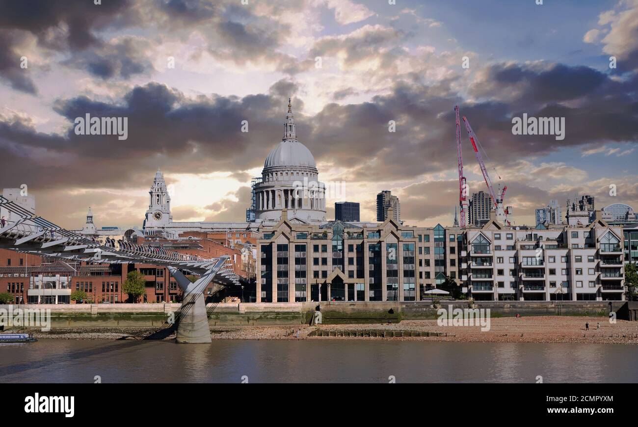 Vista sul tamigi a Londra fino a St Pauls Cattedrale e il ponte del millennio (ondeggiante) con drammatica tempesta nuvolosa cielo Foto Stock