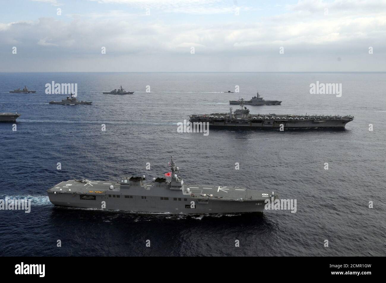 JS Hyūga (DDH-181) in formazione con USS George Washington nel Mare della Cina orientale dopo la spama acuta 2013, -16 novembre 2012 a. Foto Stock