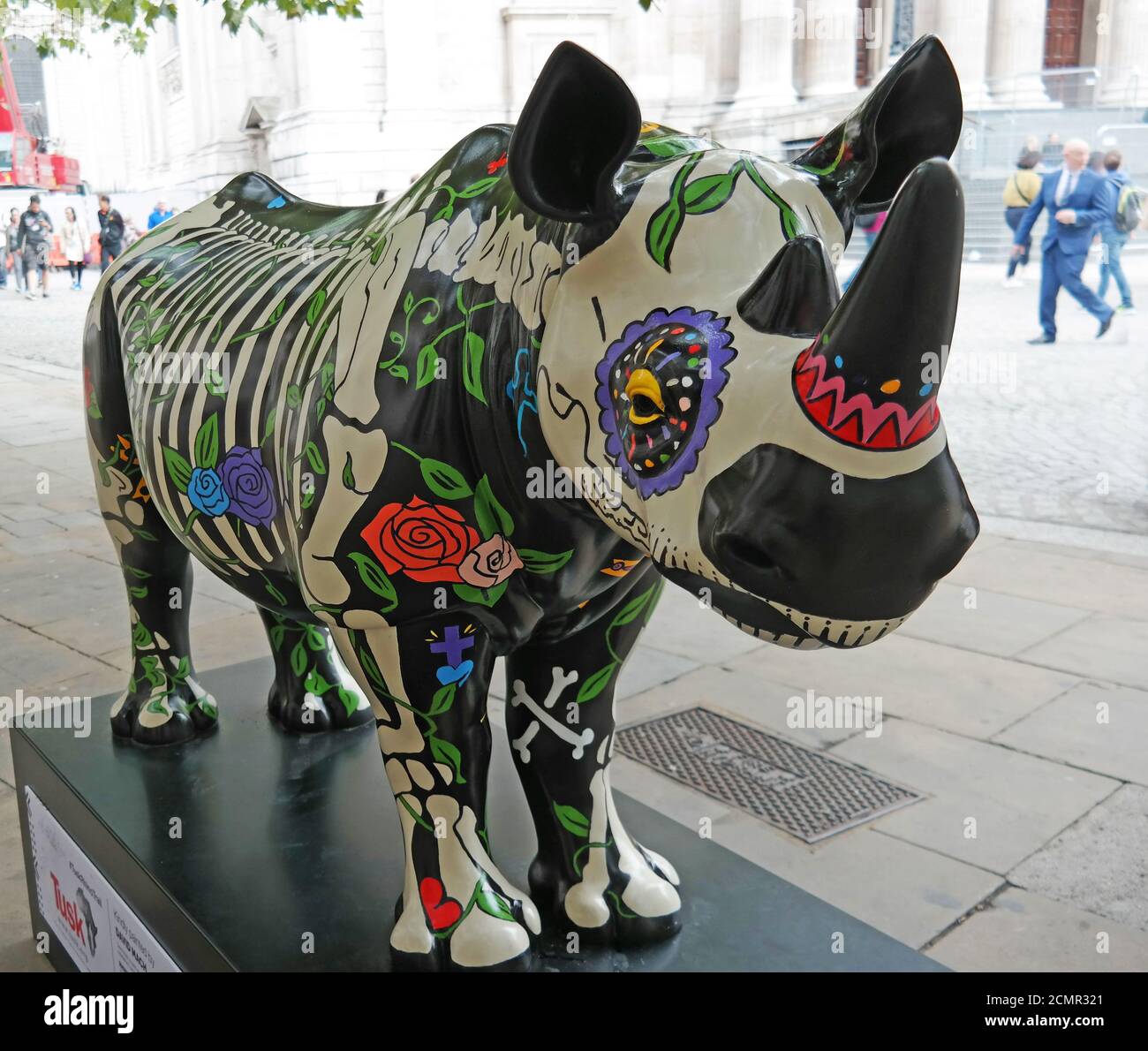 Statua di Rhino, Londra, 2018. Questa statua fa parte del sentiero del tramonto Rhino a Londra, per portare la consapevolezza di questo animale iconico. Sarà messo all'asta di Foto Stock
