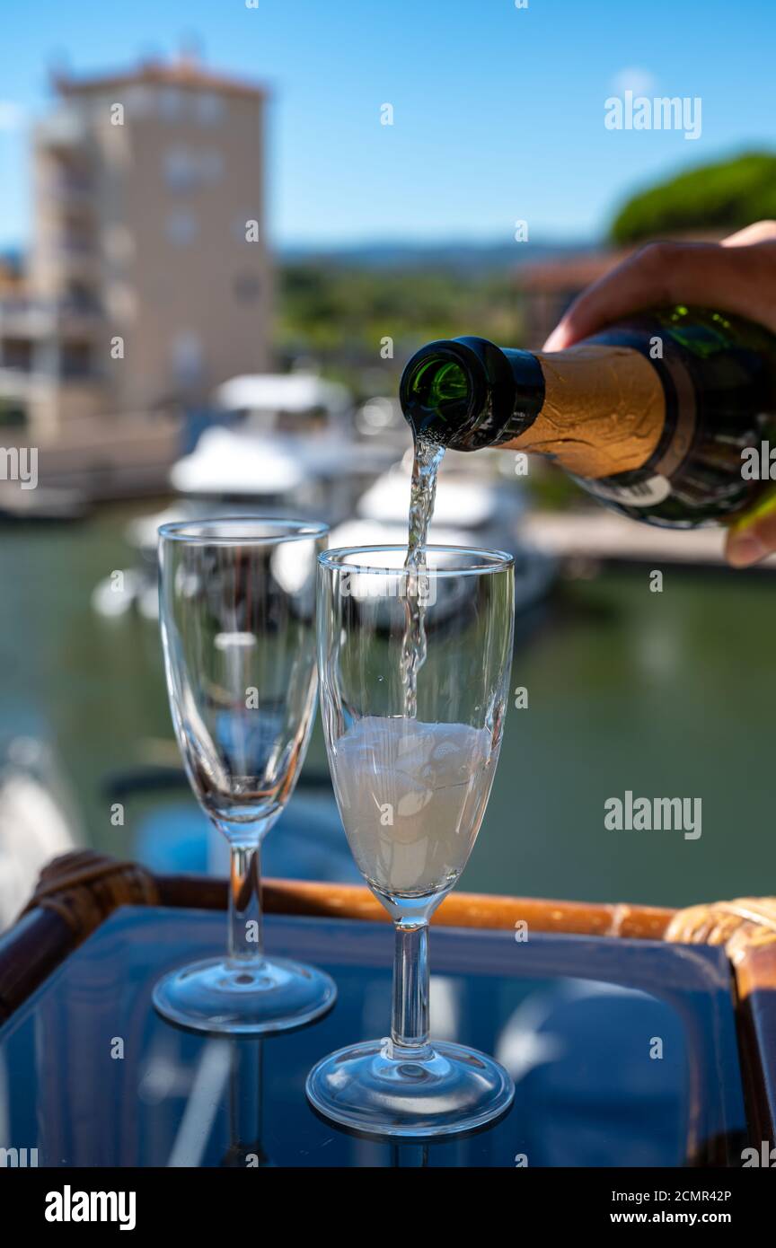 Versando Vino Spumante All Aperto Immagini E Fotos Stock Alamy