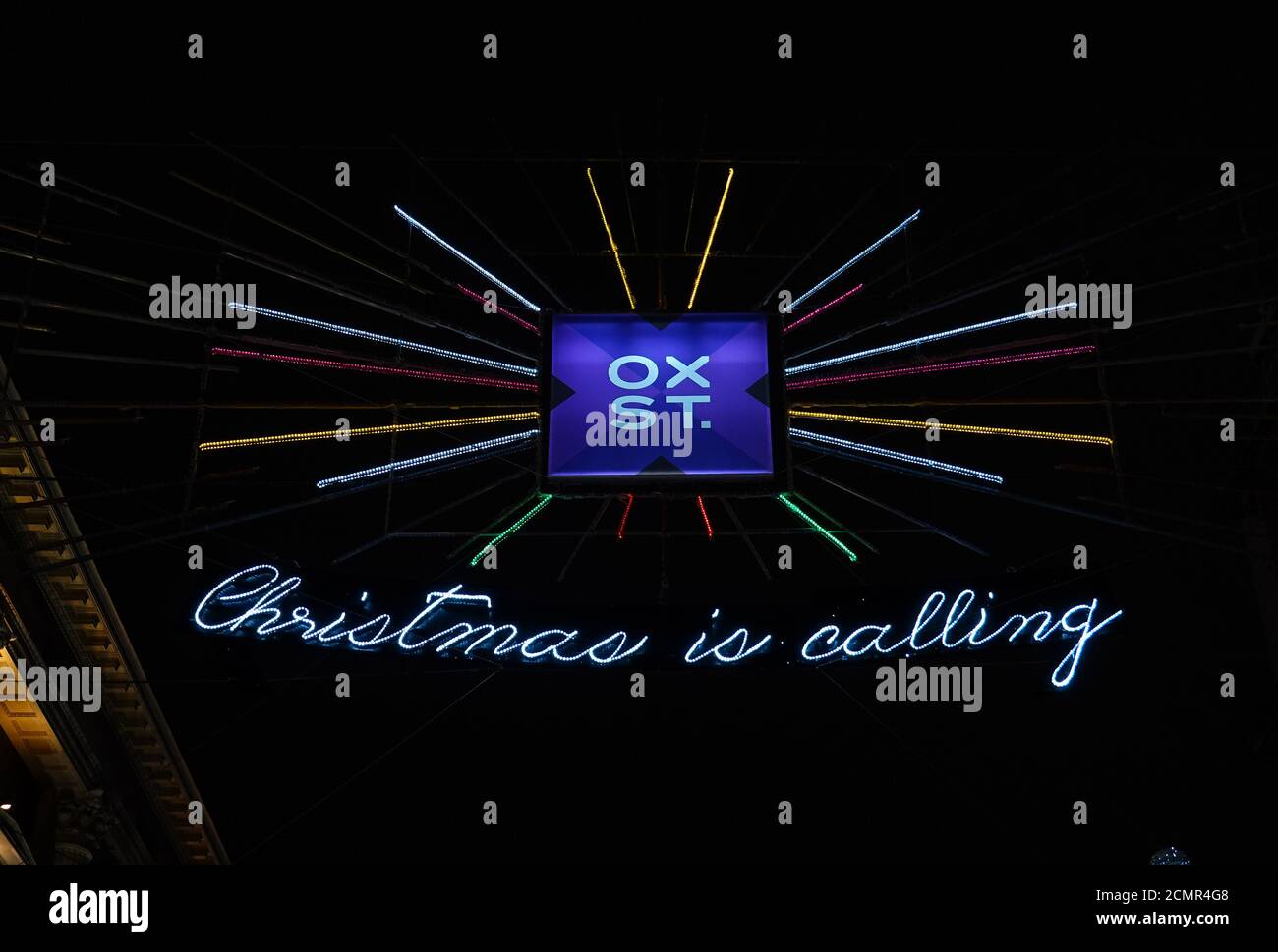 Oxford Street, Londra, dicembre 2018. Natale chiama luci illuminate su Oxford Street. Le luci di Natale sono una popolare attrazione turistica Foto Stock