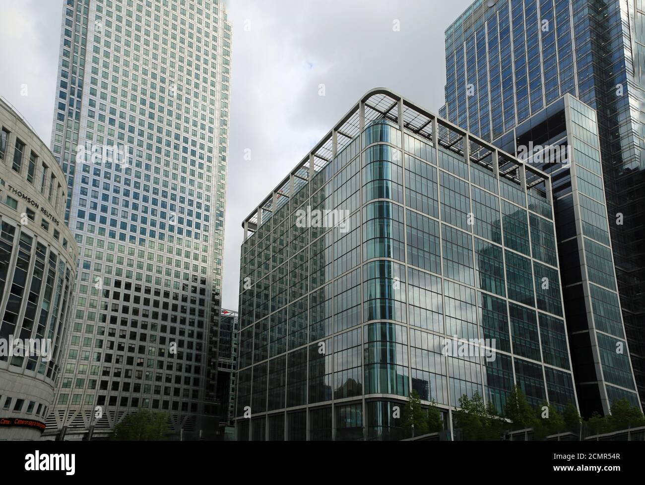 Si affaccia su alti edifici di vetro in Canary Wharf. Canary Wharf è uno dei più grandi quartieri finanziari di Londra e ospita alcuni dei talle Foto Stock