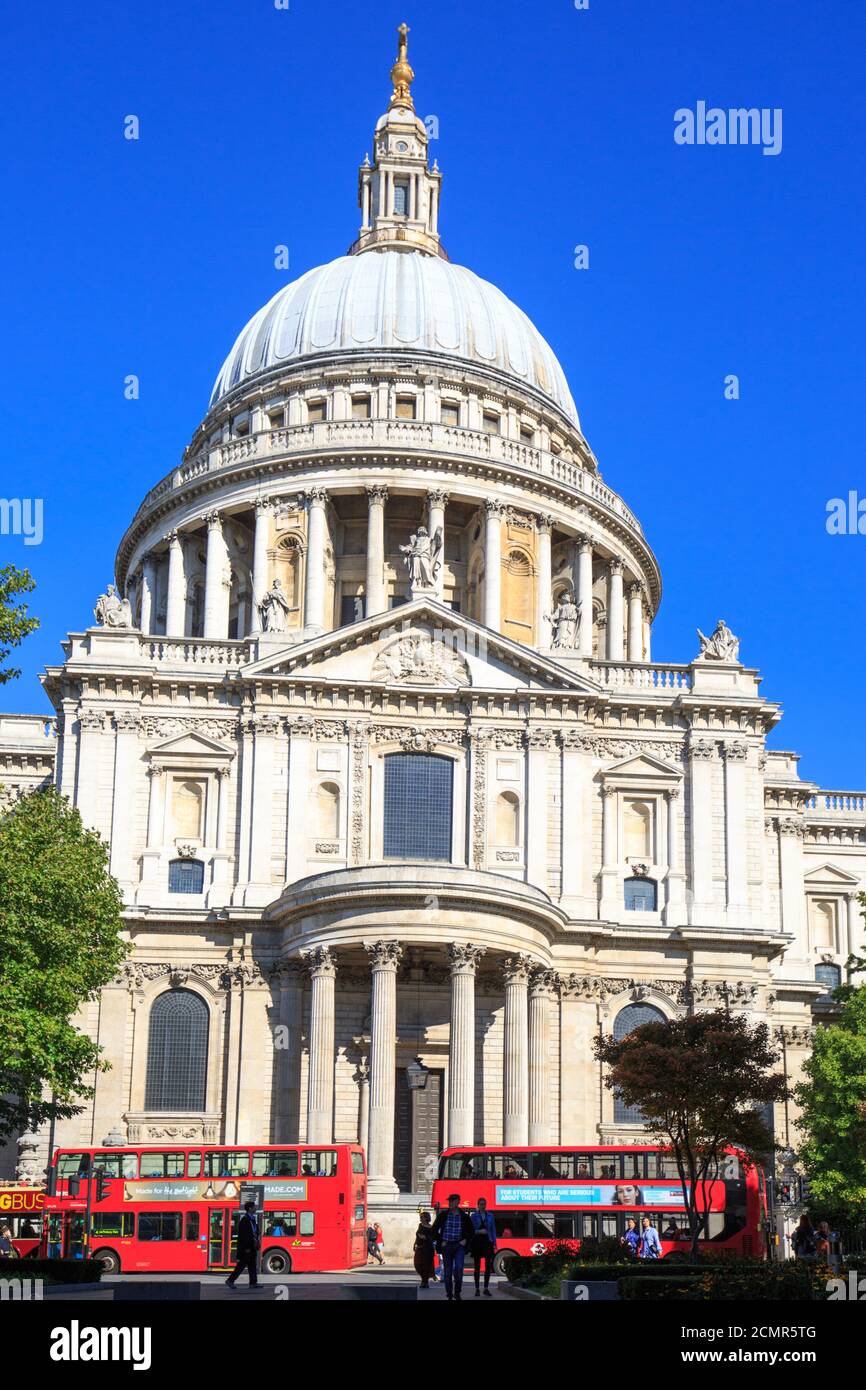 La Cattedrale di St Pauls e gli autobus Red London (Red Bus Rover) sono una parte iconica della vita di Londra. Si trova nella città di Londra, e la cupola era bu Foto Stock