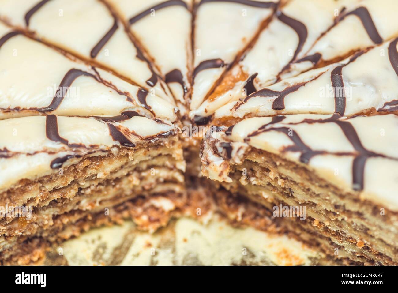 Torta di torte Esterhazy tagliata a pezzi . Ricetta autentica, dessert ungherese e austriaco, vista dall'alto, primo piano. Selettivo fo Foto Stock