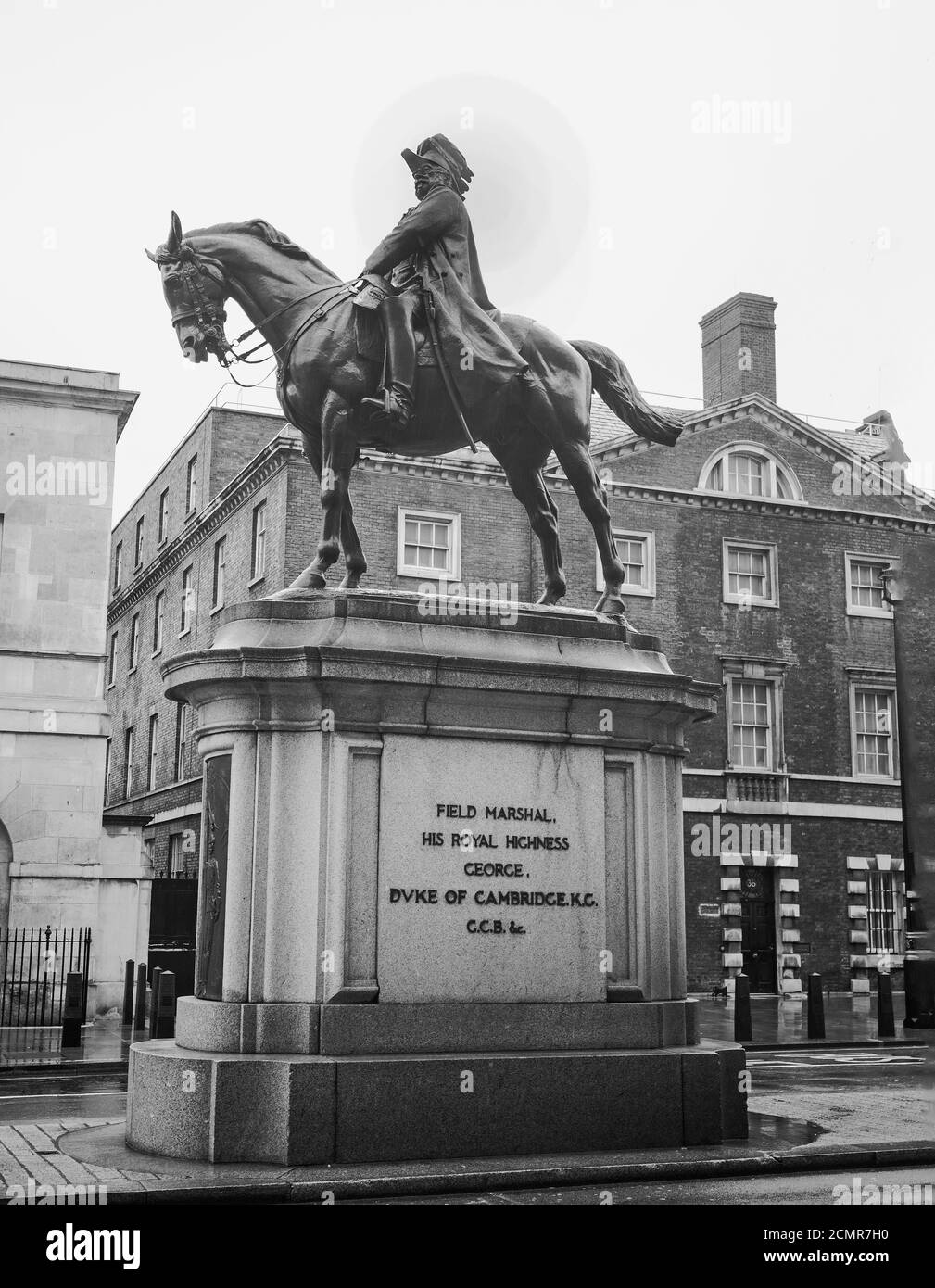 Statua equestre del Duca di Cambridge, Whitehall è un monumento a grandezza naturale di Adrian Jones. Sorge orgogliosamente su Whitehall all'esterno di Horse Guards Pa Foto Stock