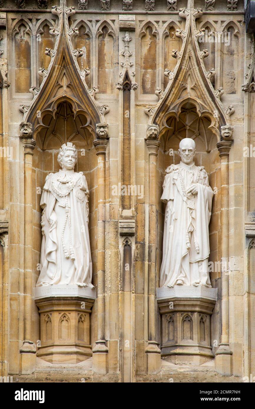 Statue di Phyffers della Regina e del Principe Filippo sulla Cattedrale, Canterbury, Kent, Inghilterra Foto Stock