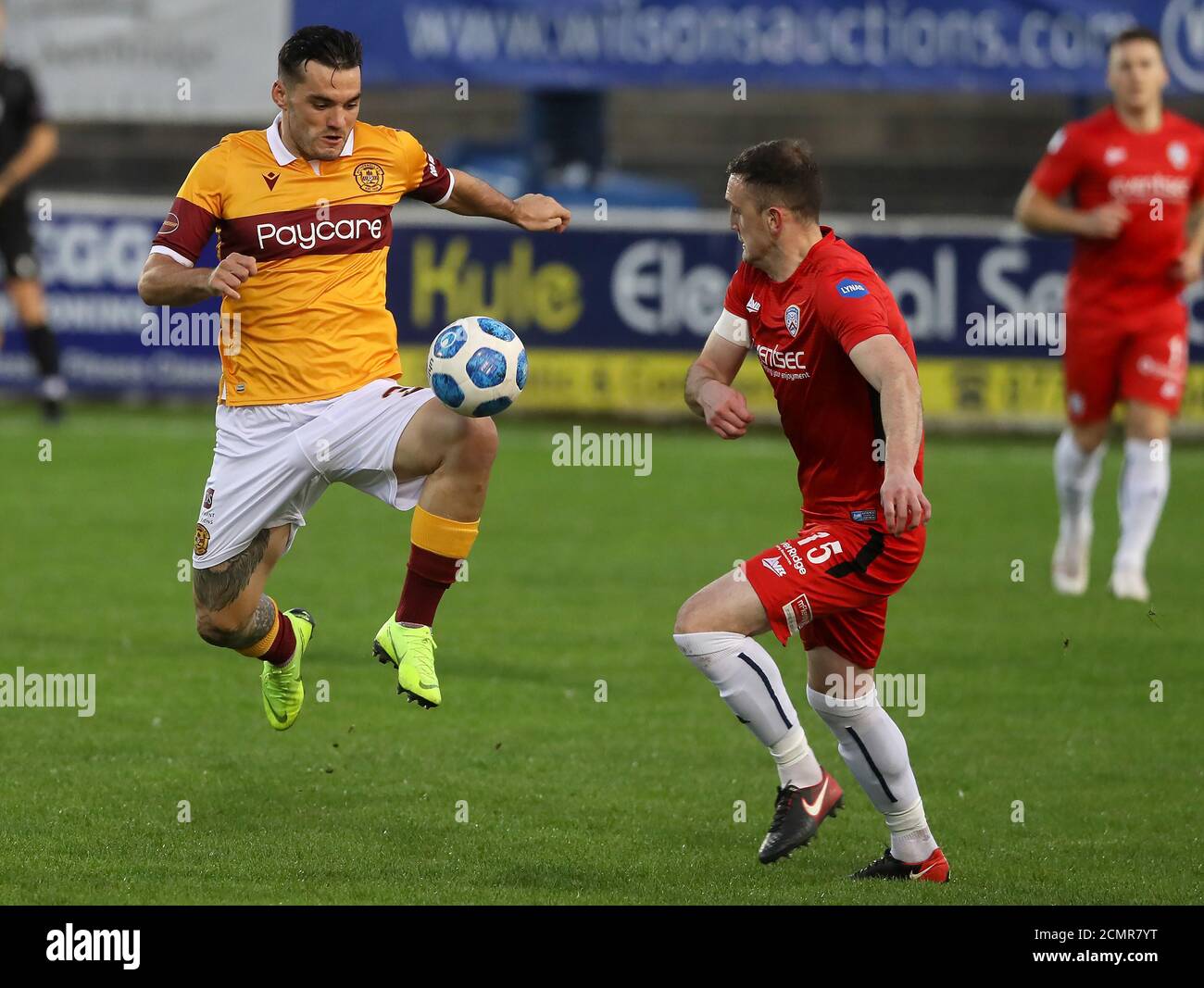 Tony Watt di Motherwell (a sinistra) e Stephen o'Donnell di Coleraine in azione durante la UEFA Europa League, seconda partita di qualificazione al Colraine Football Club di Colraine. Foto Stock