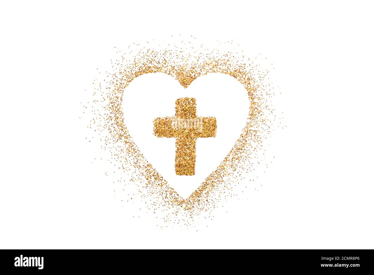 Forma del cuore con croce su glitter dorato su sfondo bianco Foto Stock