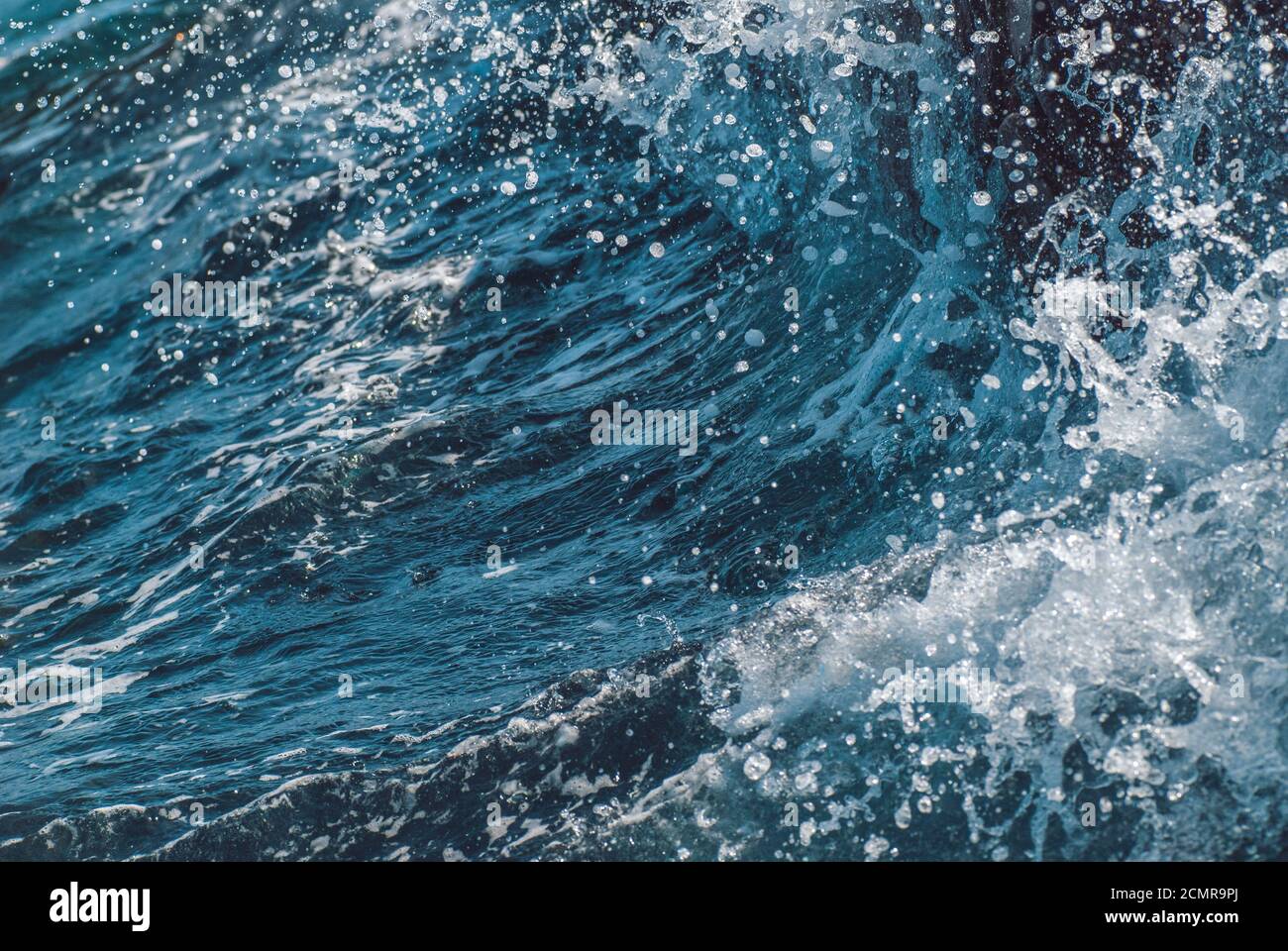 Gigantesca onda oceano durante la tempesta. Vacanze estate fresca foto Foto Stock