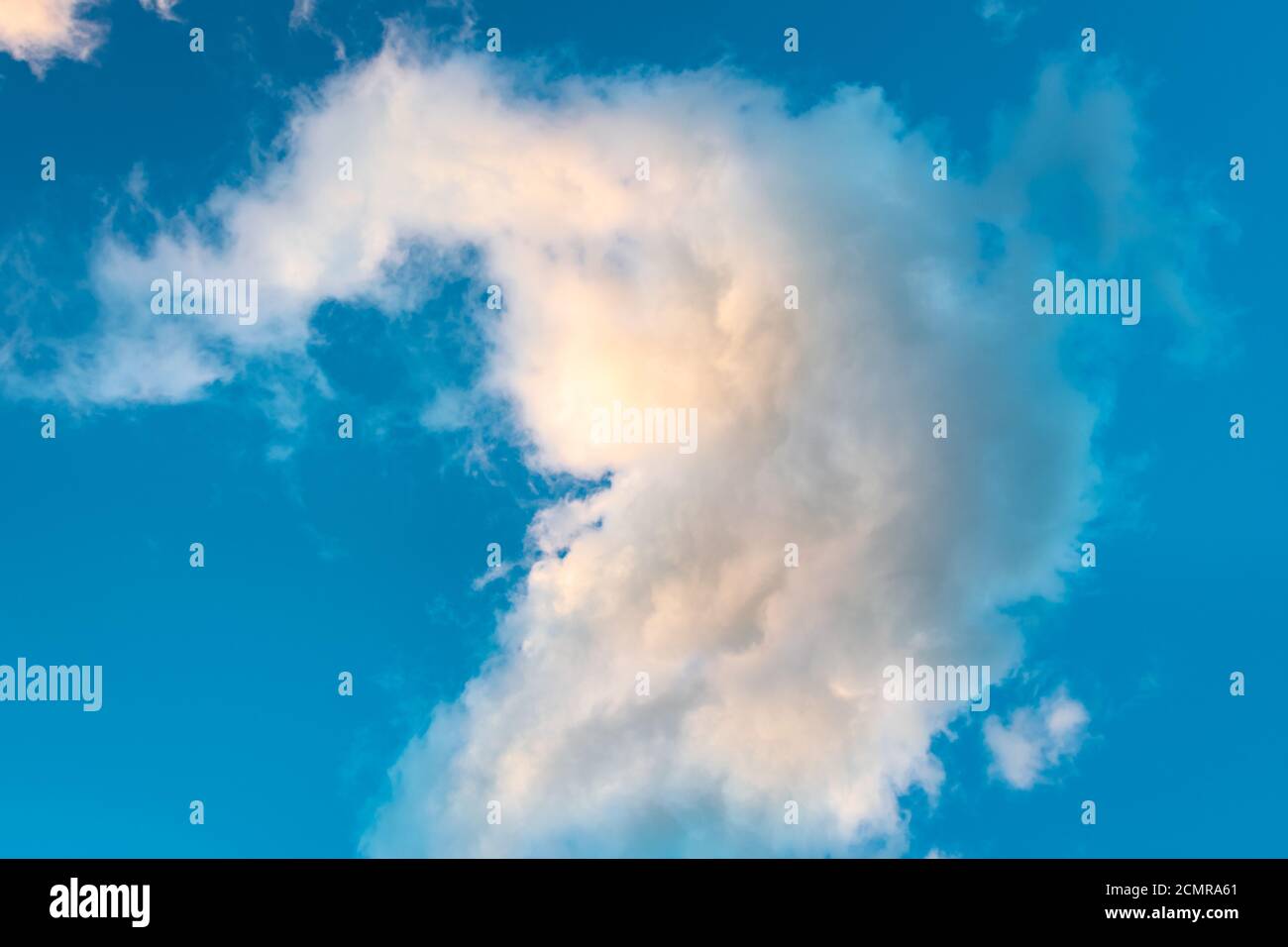 Nuvole bianche turbolente con cielo blu come sfondo Foto Stock