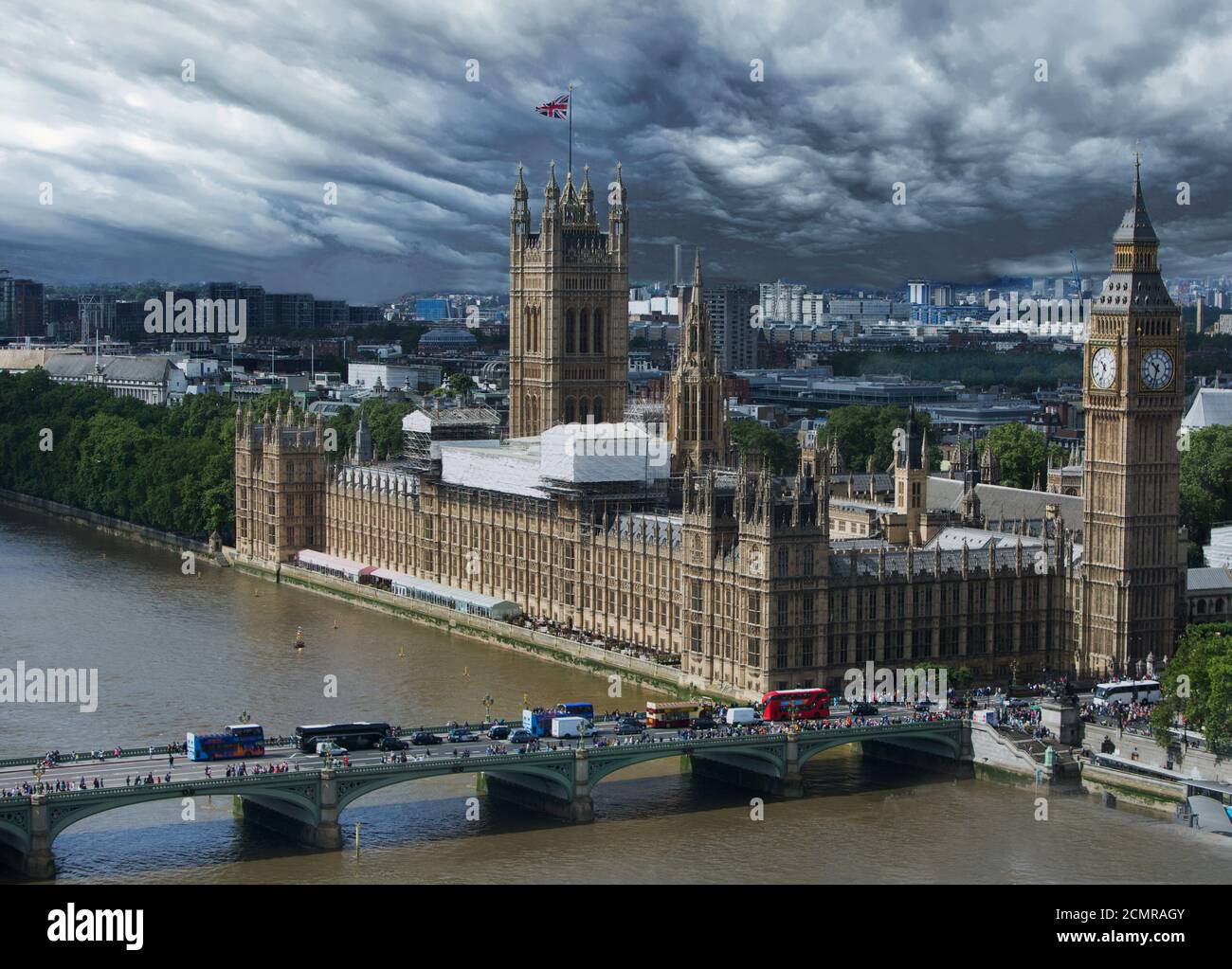 Un cielo minaccioso di tempesta sul Big ben e sulle Houses of Parliament a Westminster, Londra Foto Stock