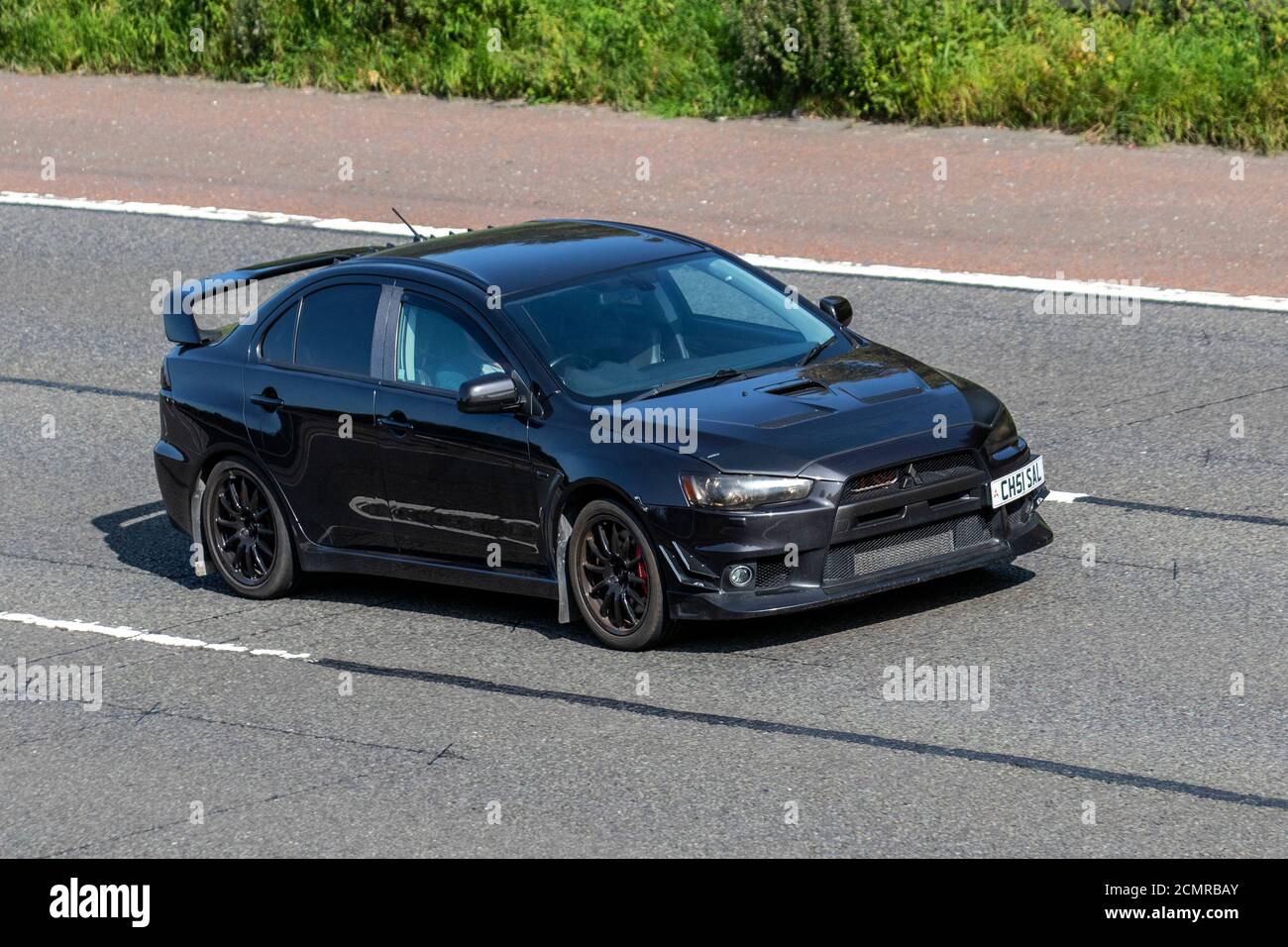 2008 nero Mitsubishi Lancer 2.0 EVO X GSR SST FQ-330 4x4 4dr traffico veicolare veicoli in movimento, automobili modificate che guidano veicoli su strade del Regno Unito, motori, motori sulla rete autostradale M6. Foto Stock