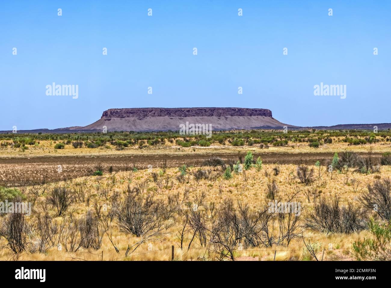 L'entroterra australiano con il centro rosso del territorio del Nord Con la Lasseter Highway Foto Stock