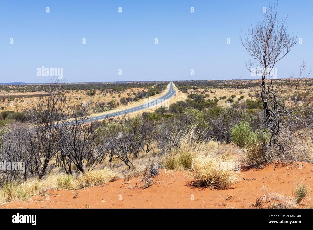 L'entroterra australiano con il centro rosso del territorio del Nord Sulla Lasseter Highway Foto Stock
