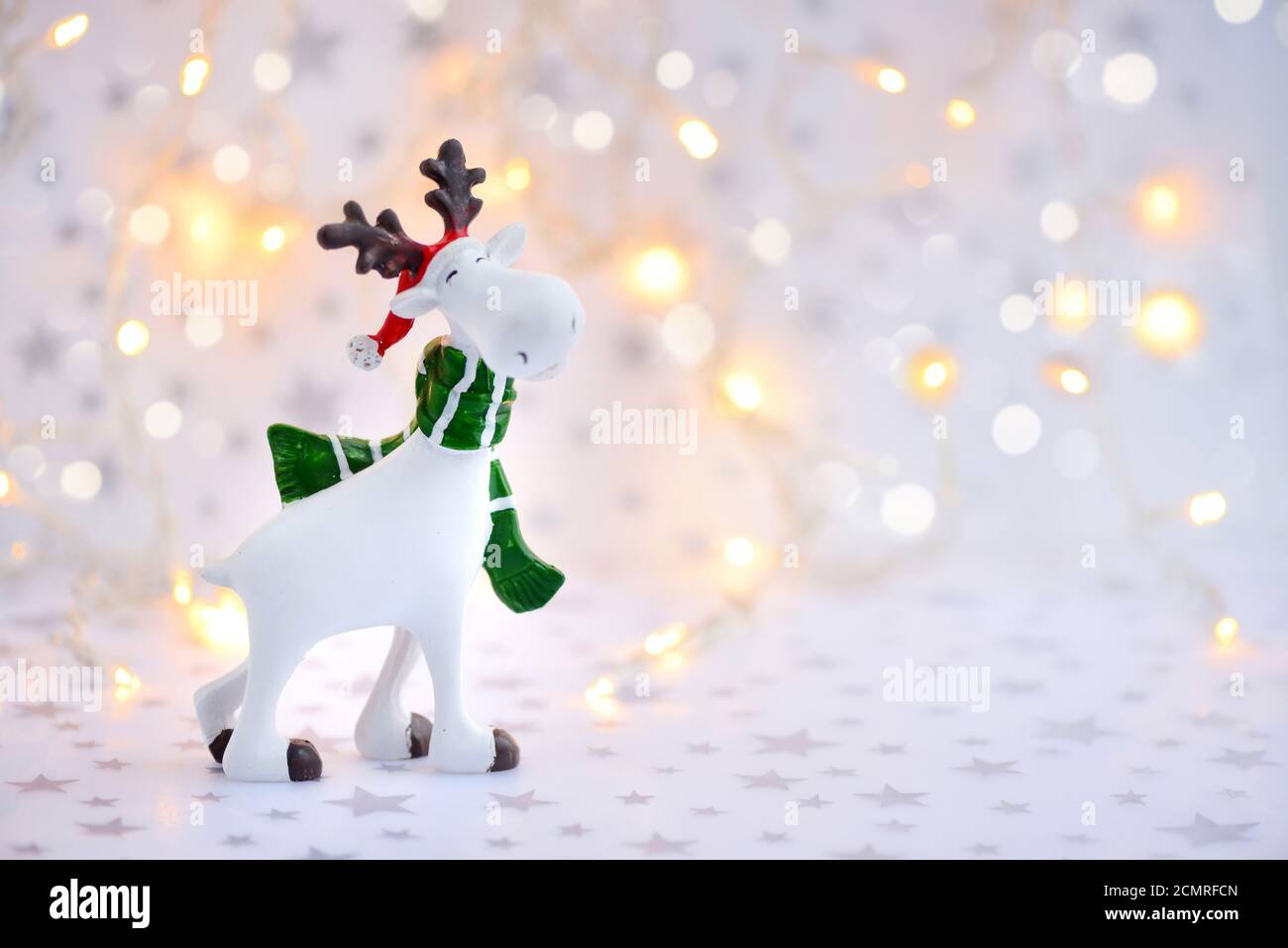 Sfondo di Natale con alce decorativa su sfondo luci festive Foto Stock