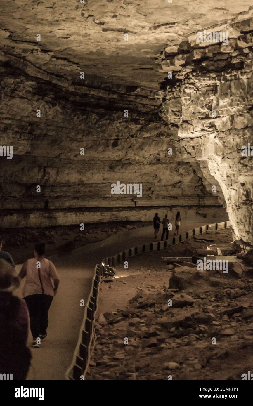 Lunga passerella e tunnel attraverso il Mammoth Cave National Park Foto Stock